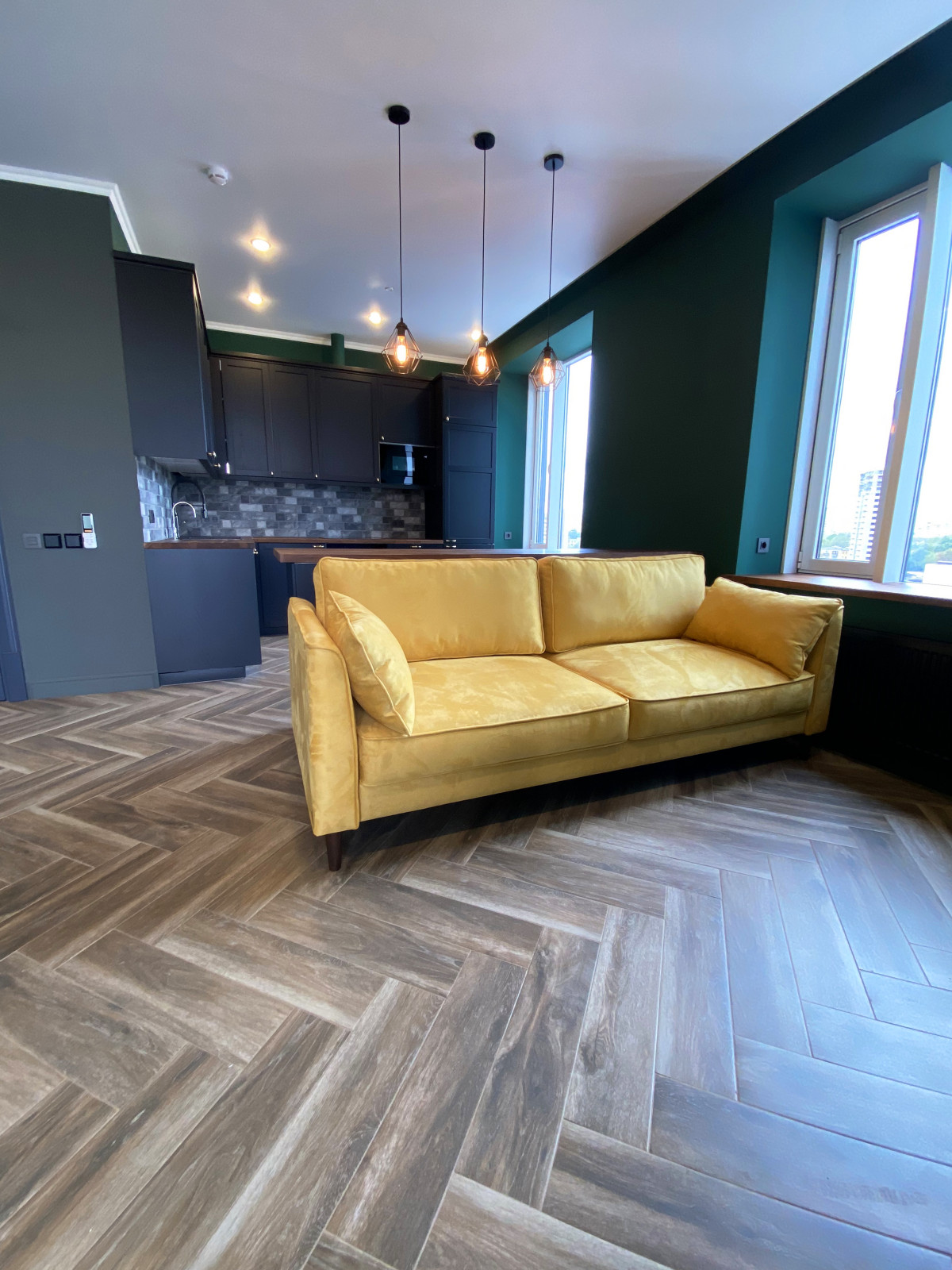 Желтый Диван в гостиной ЖК Ривер Парк