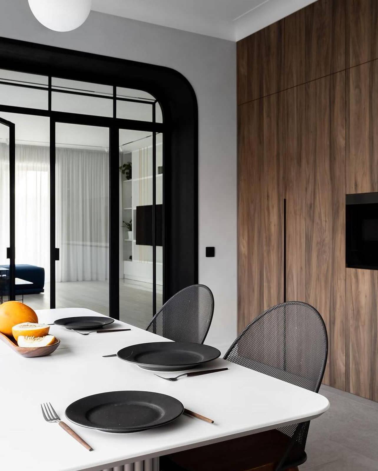 Интерьер дома с черно-белыми акцетами