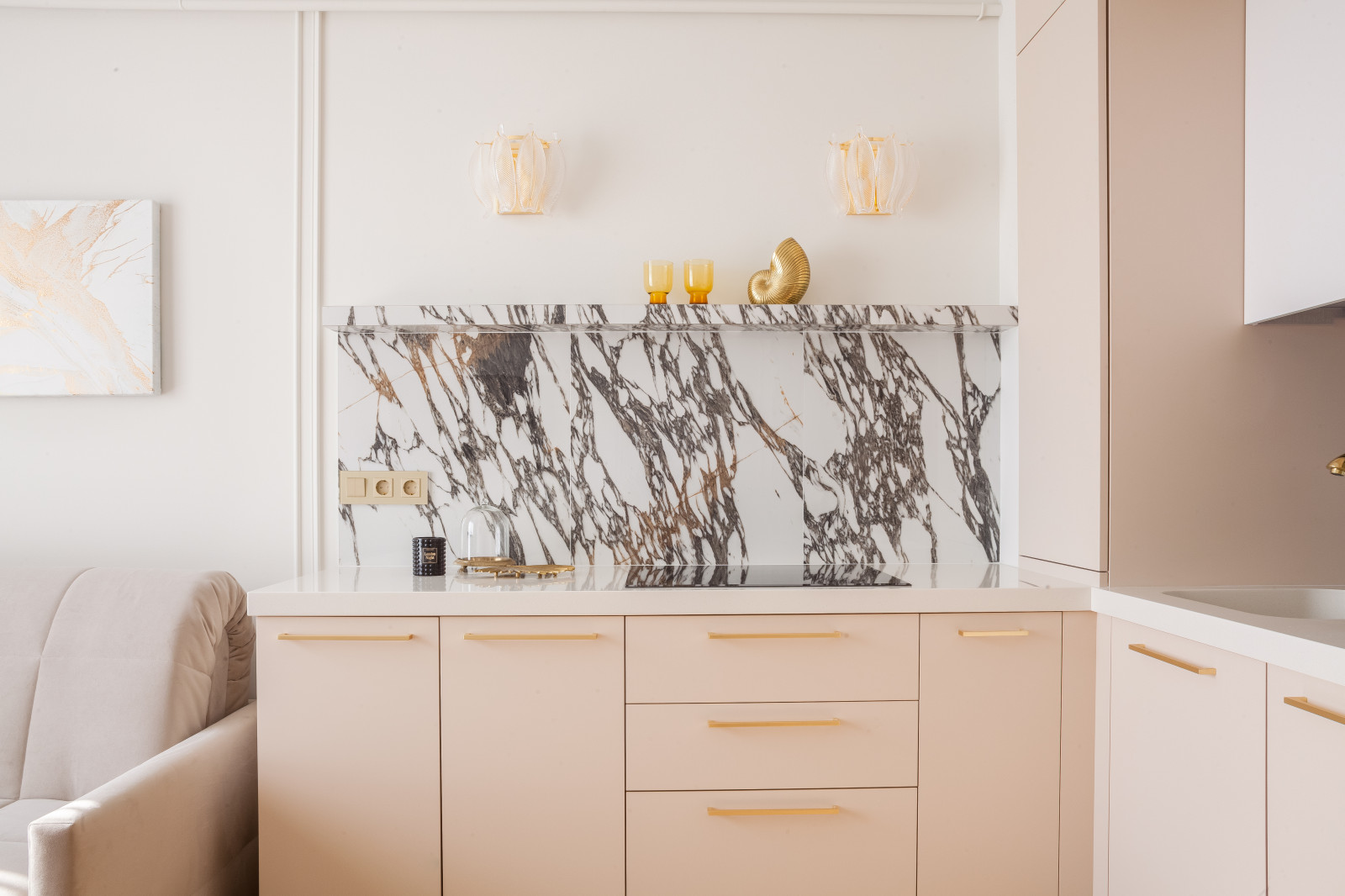 Светлая квартира на берегу моря