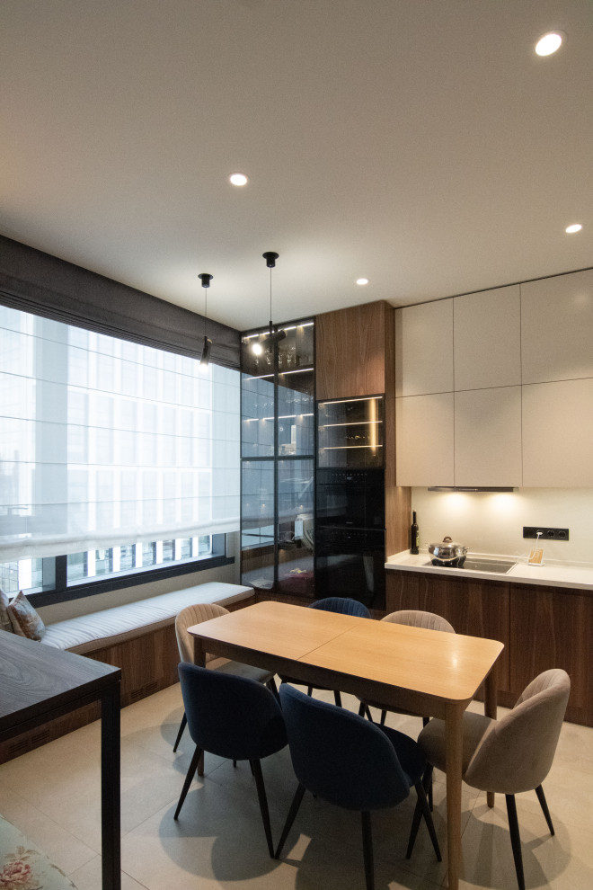 Кухня в стиле минимализм с фасадами под "темное дерево"