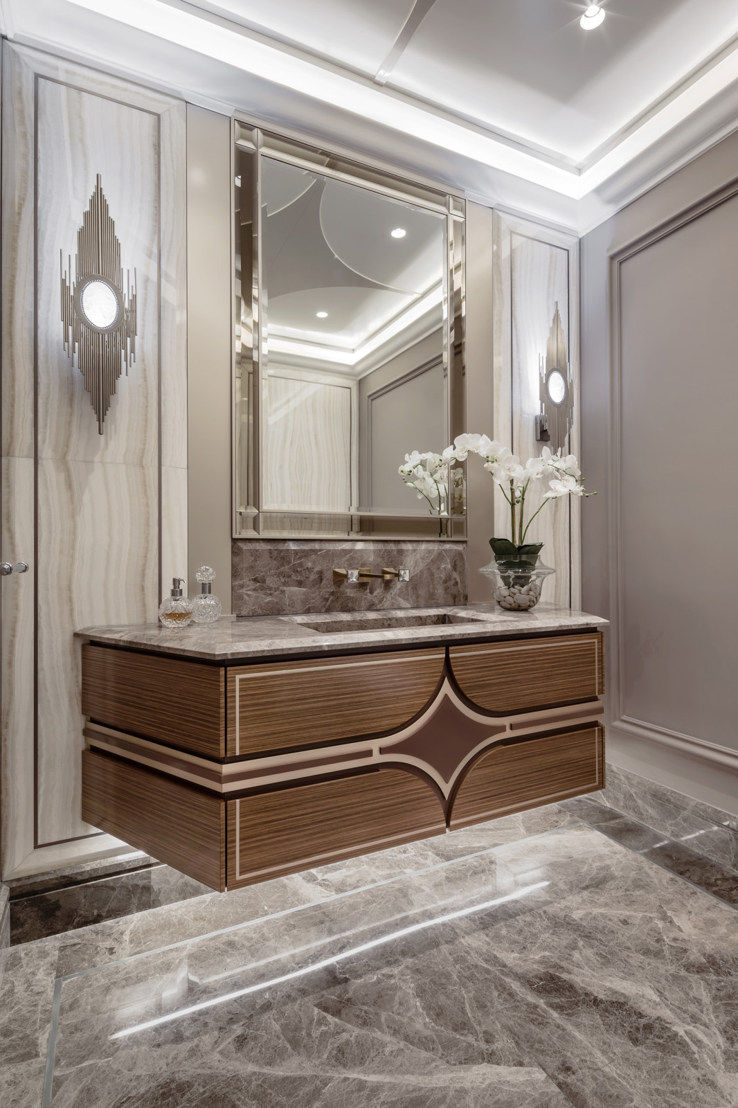 Interior in residence on Cote d'Azur. / Интерьер в резиденции на Лазурном берегу