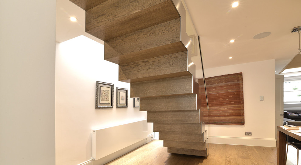 Лестница + цельностеклянные ограждения с деревянным поручнем