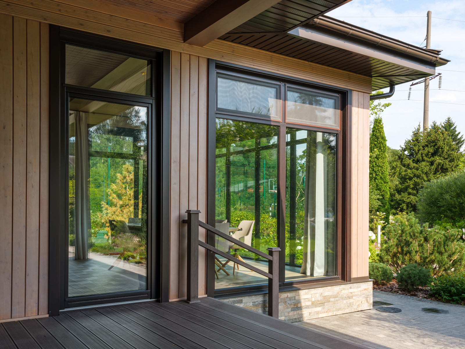 Остекление загородного дома в современном стиле