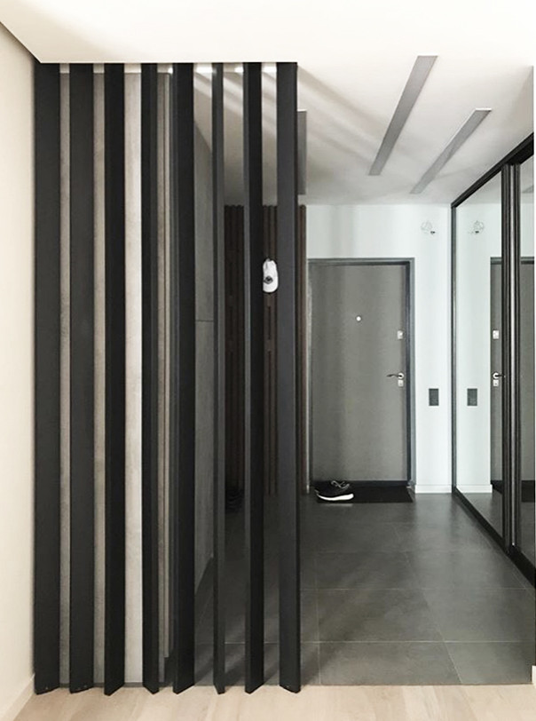 Реечная перегородка между прихожей и гостиной.