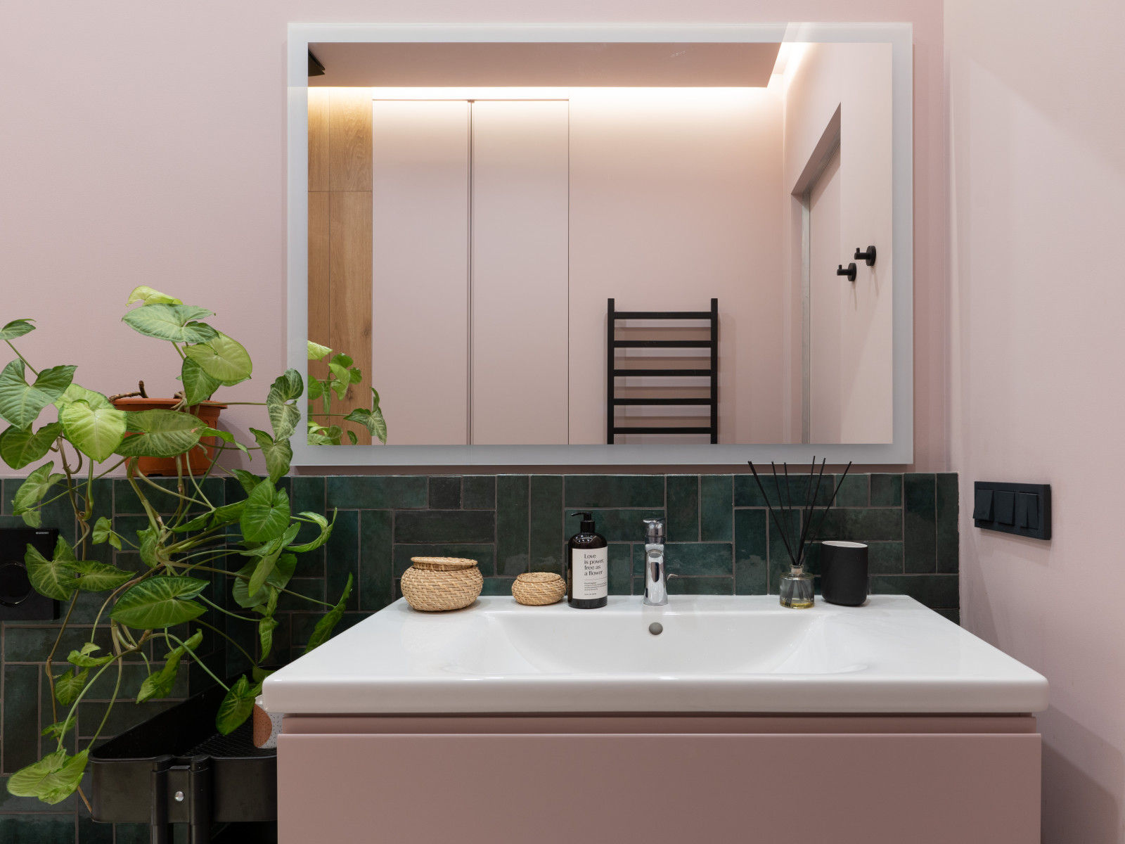 Двухкомнатная квартира с зеленой перегородкой в гостиной