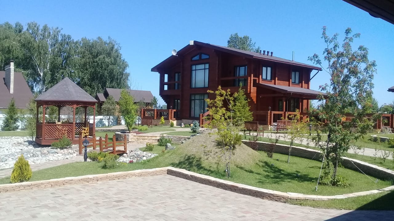 Сад с водоемом.