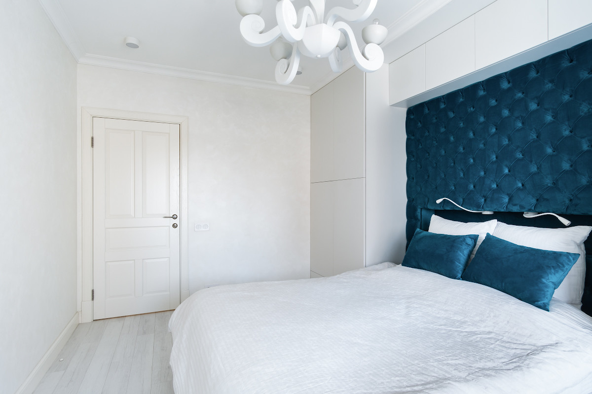 Яркая квартира с белыми дверями