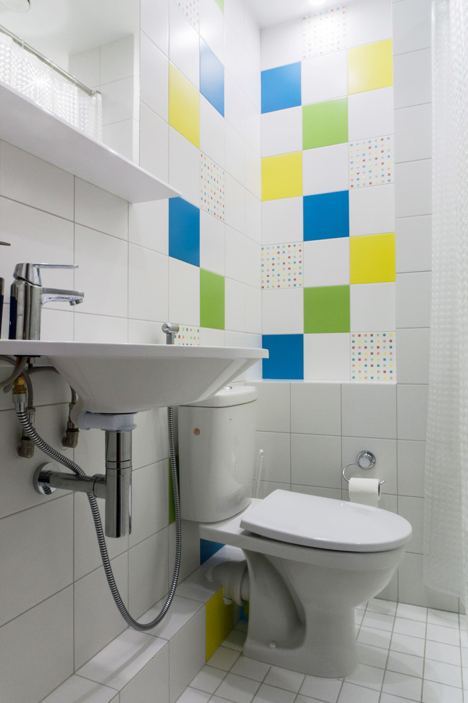 Вид от входа на унитаз и раковину