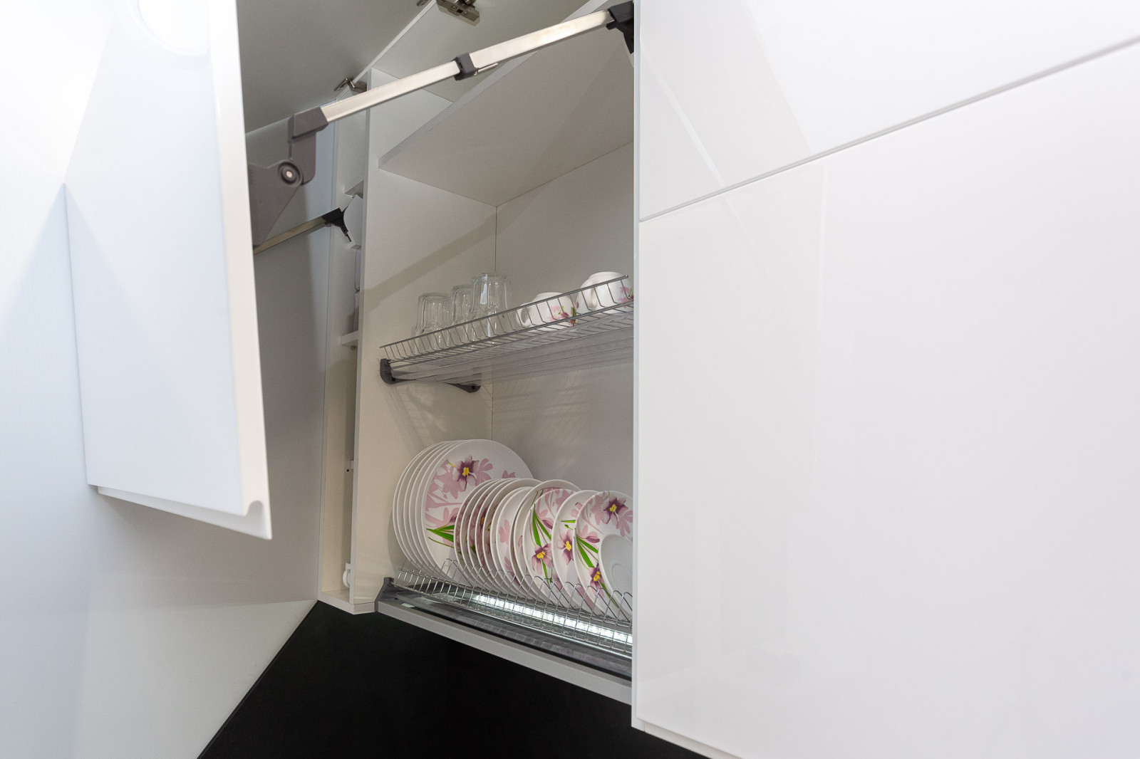 Черно-белая современная кухня