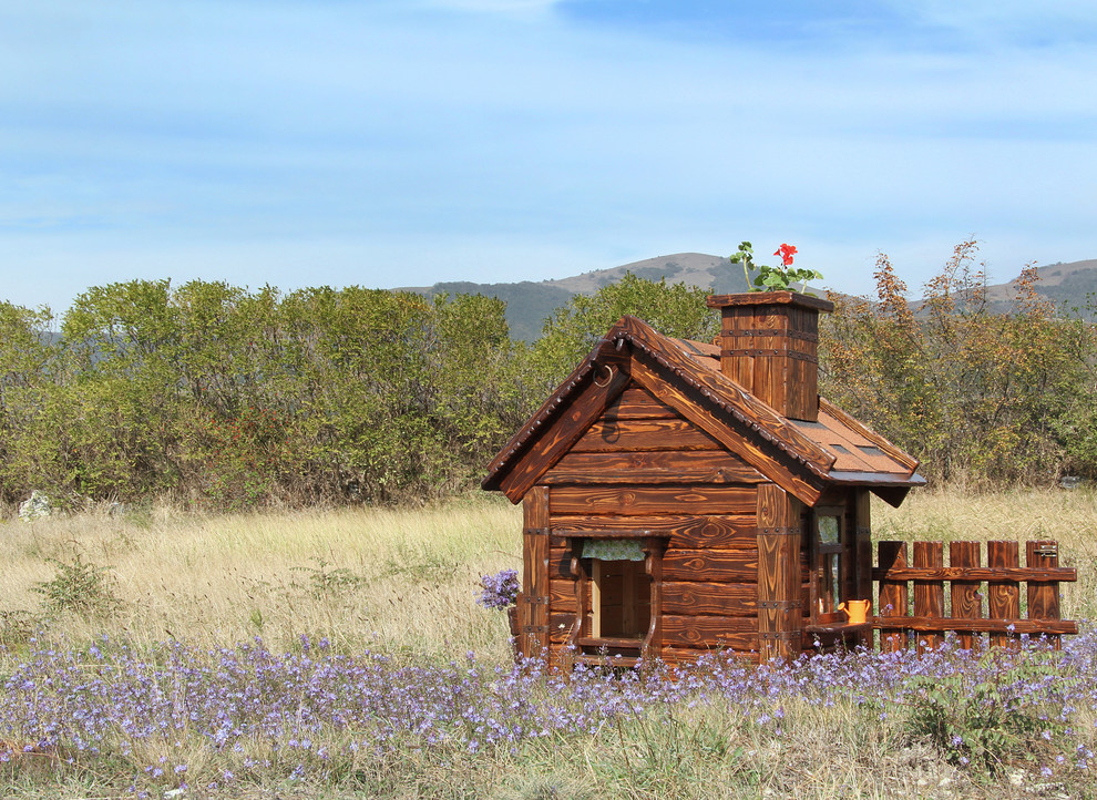 Будка для собаки с окошком и забором