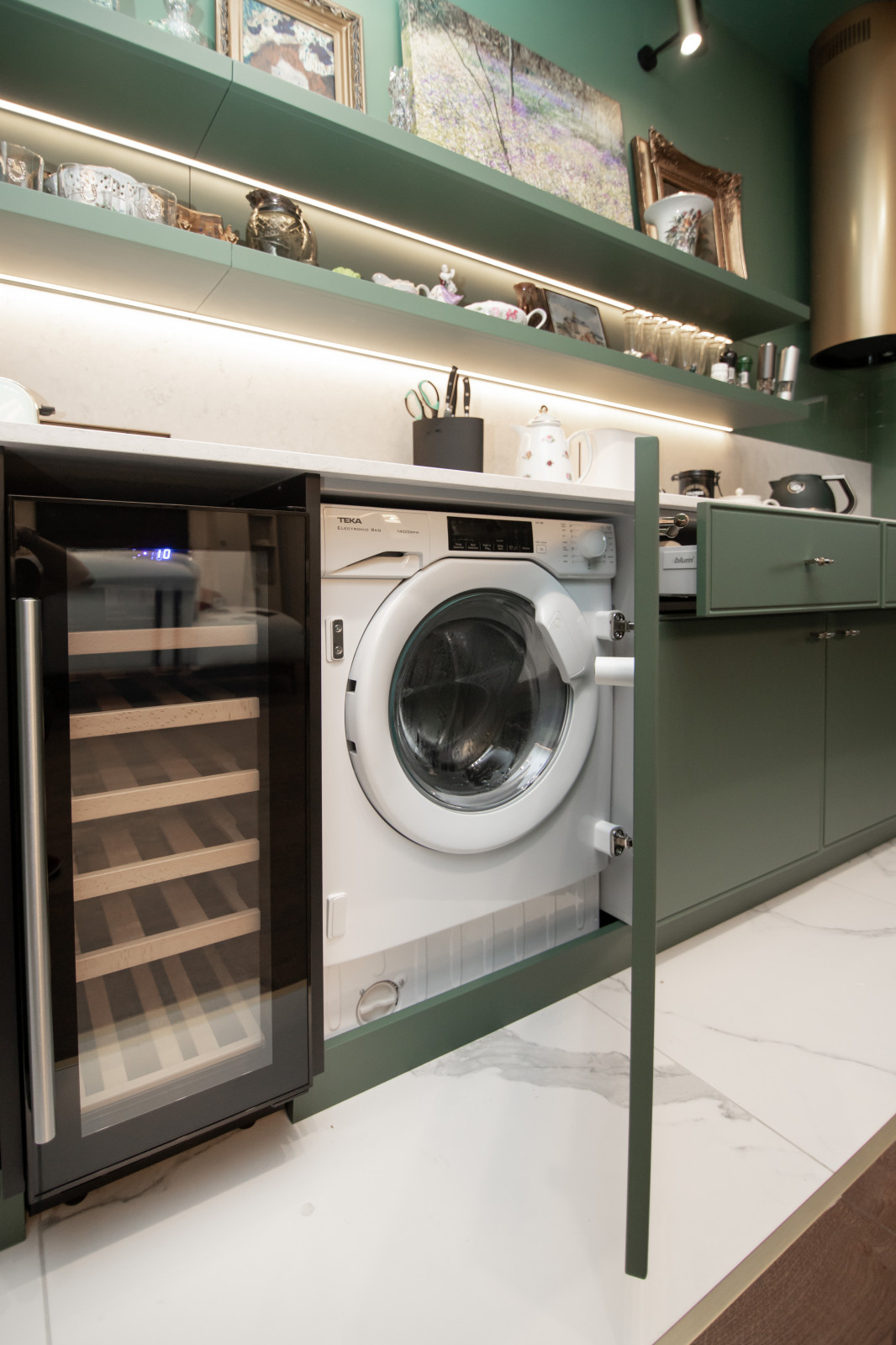 Стильная неоклассическая кухня в темно-изумрудном цвете