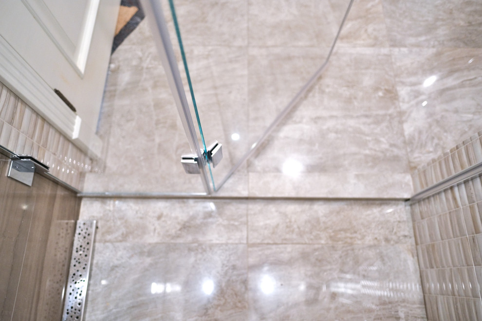 Нижняя часть душевой перегородки.