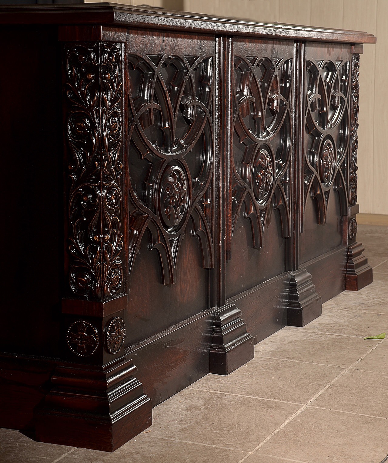 Офисный стол, в готическом стиле