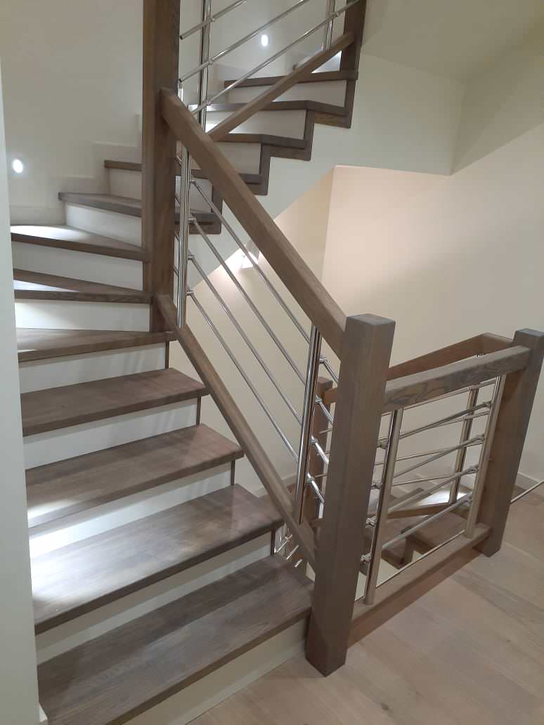 Лестница из дуба, ограждение ригеля из нержавейки