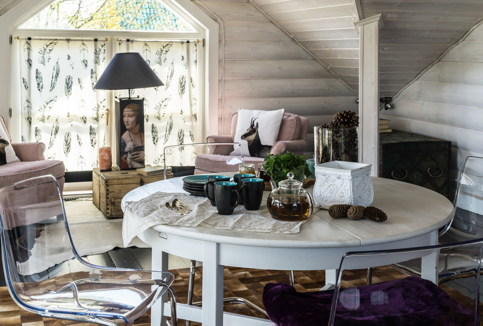 Черно-белая баня с яркими акцентами