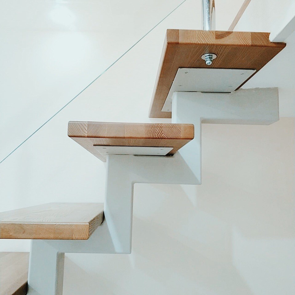 Лестница на одном косоуре типа зиг-заг