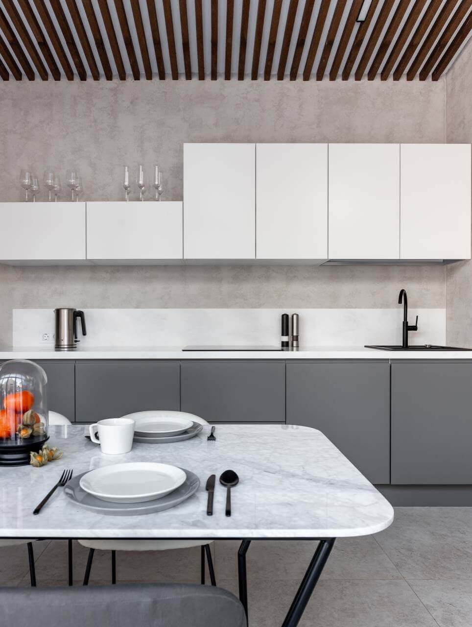 Матовая штукатурка в светлом оттенке в интерьере в частном доме