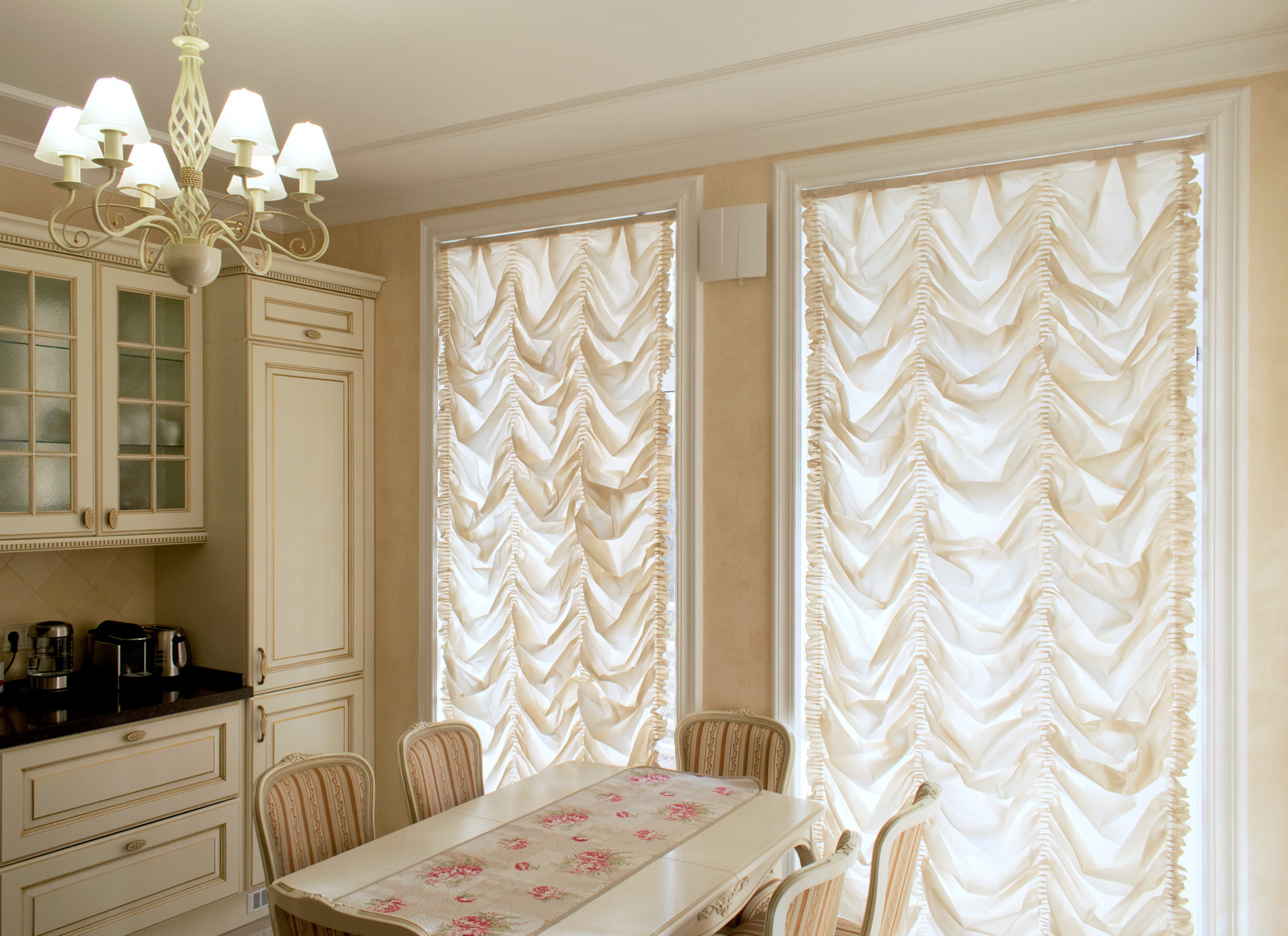 Французские шторы в интерьере кухни.