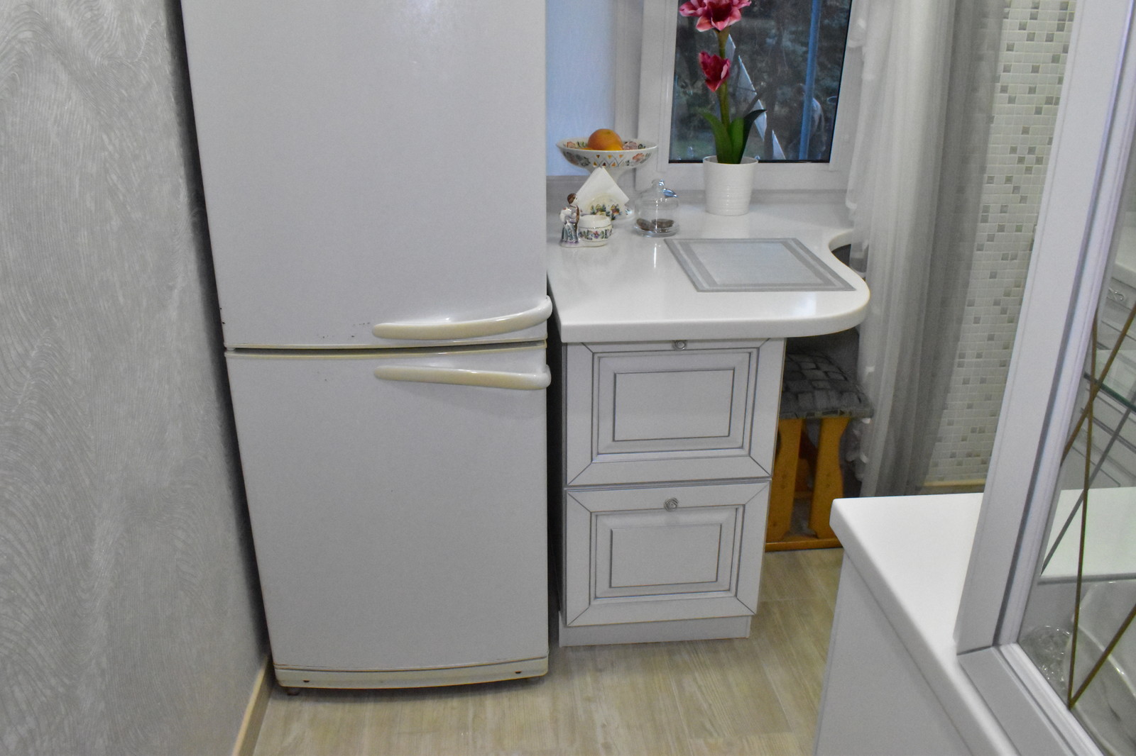 Кухня из массива бука, модель ЭКО в белом цвете с серебряной патиной