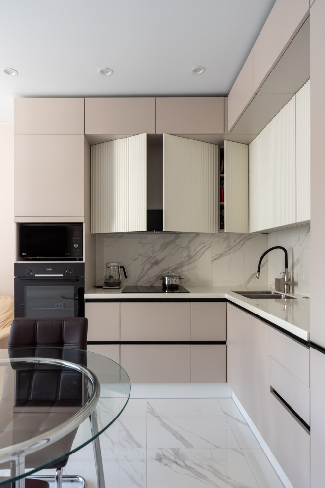 Бежевая кухня с рельефными фасадами