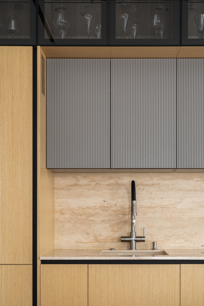 Современная кухня с фасадами из натурального шпона