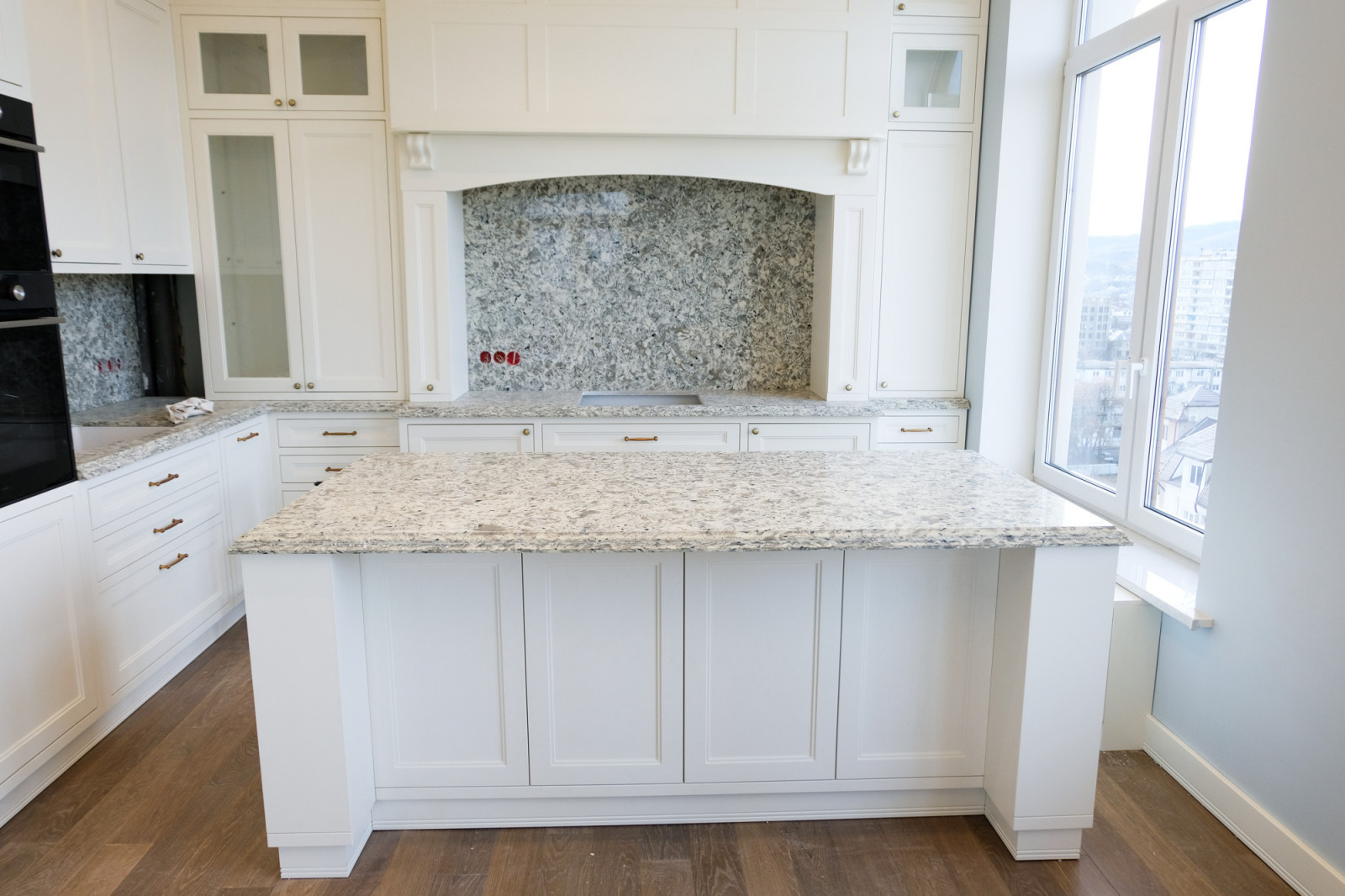 Кухня в 3 ряда, преимущества