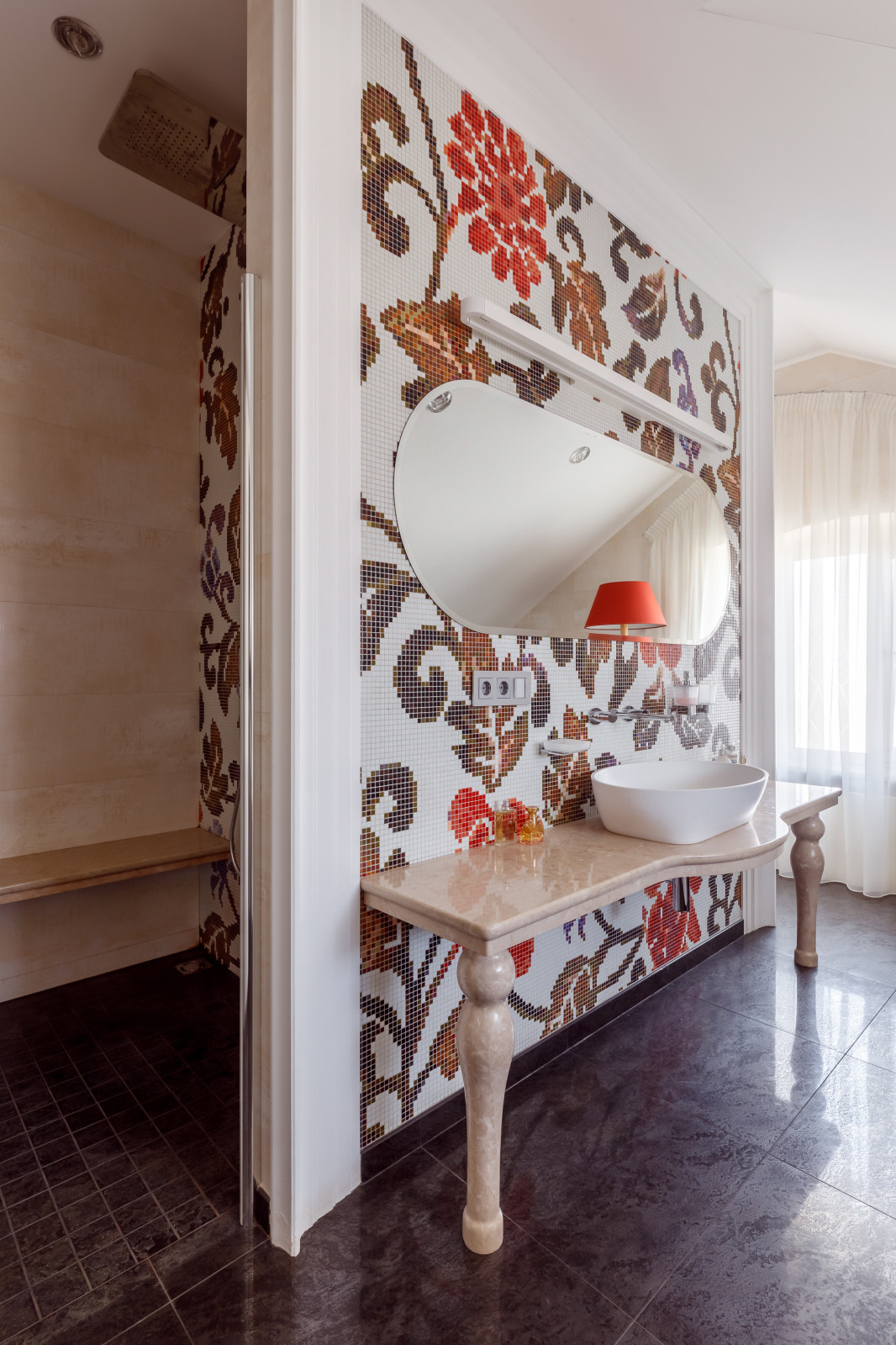 Дом с круглым окном