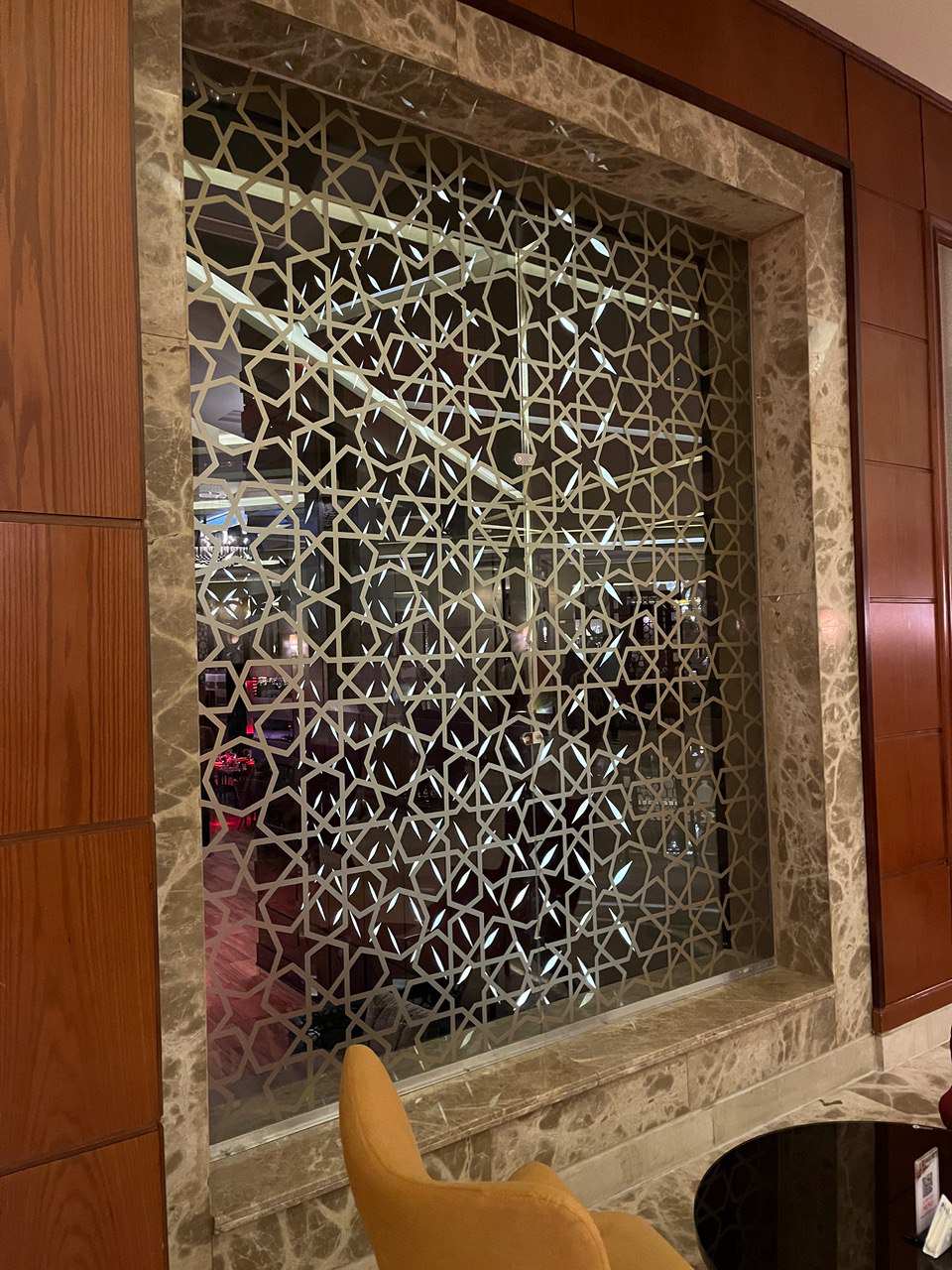 Стеклянные перегородки в гостинице