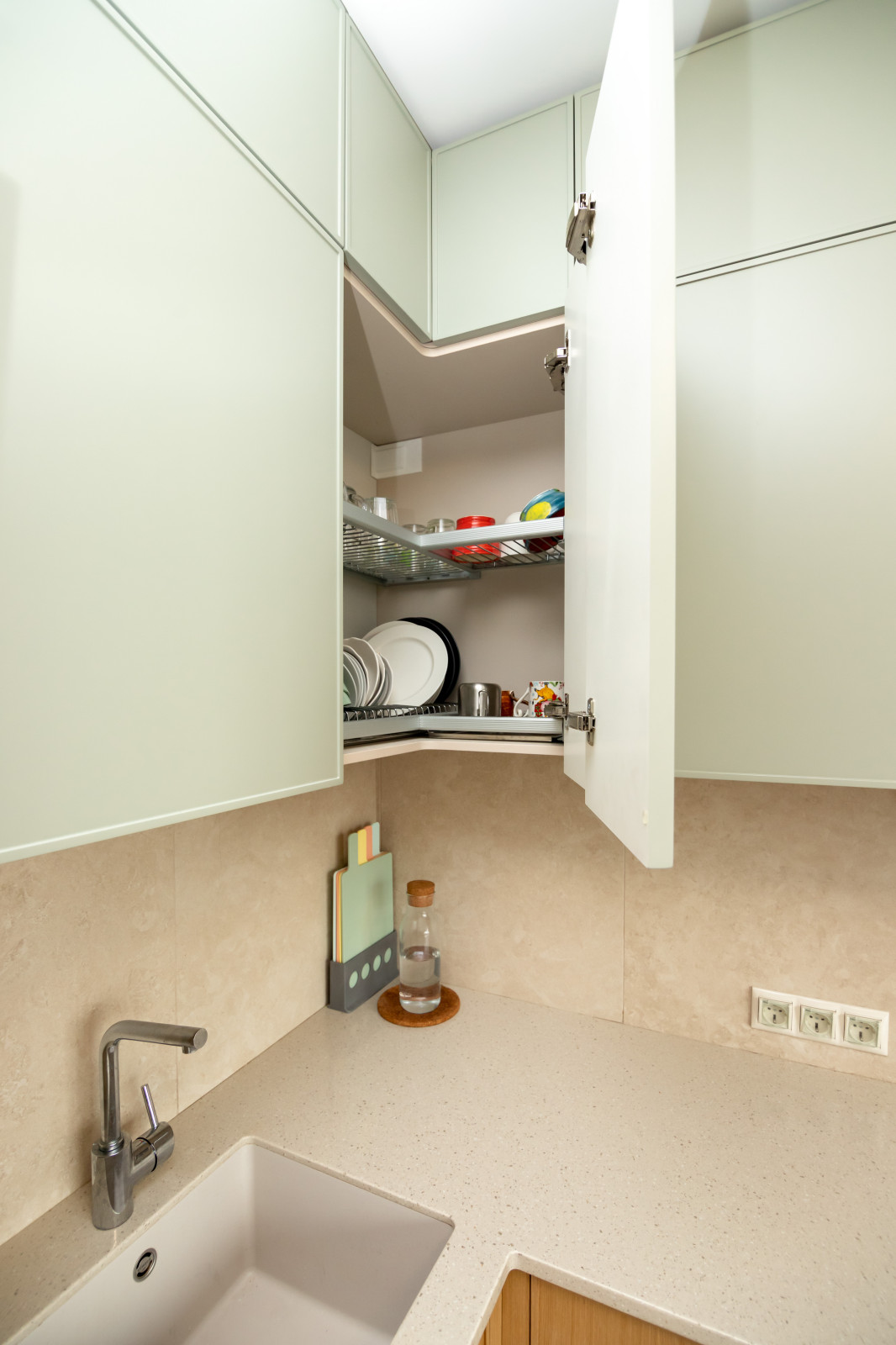 Неоклассическая кухня в трендовых цветах этого года