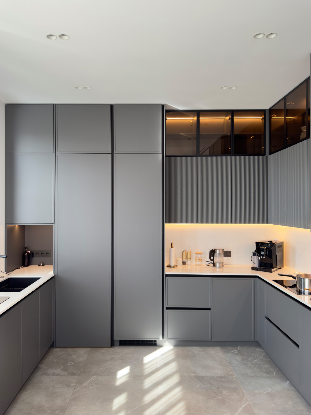 Кухня с кладовой в загородном доме