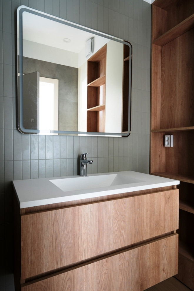 Еще одна серая кухня в большом проекте современной московской квартиры