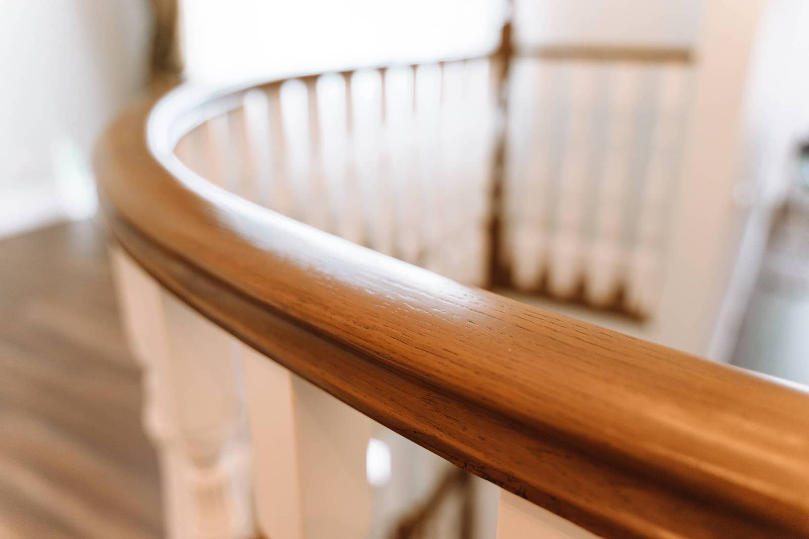 Проект 7 - Парадная дубовая лестница на второй этаж загородного дома