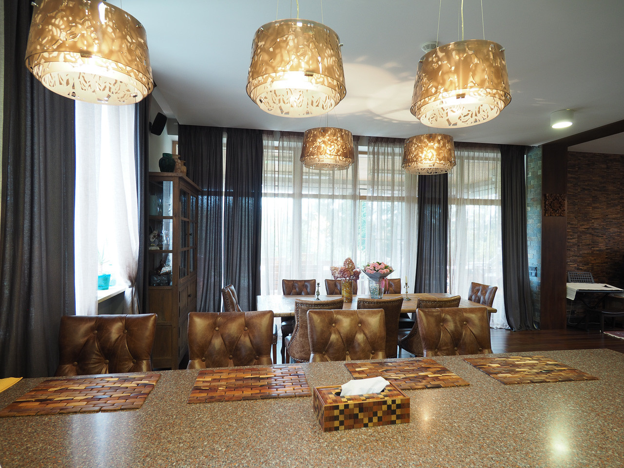 Вид на столовую зону из кухни