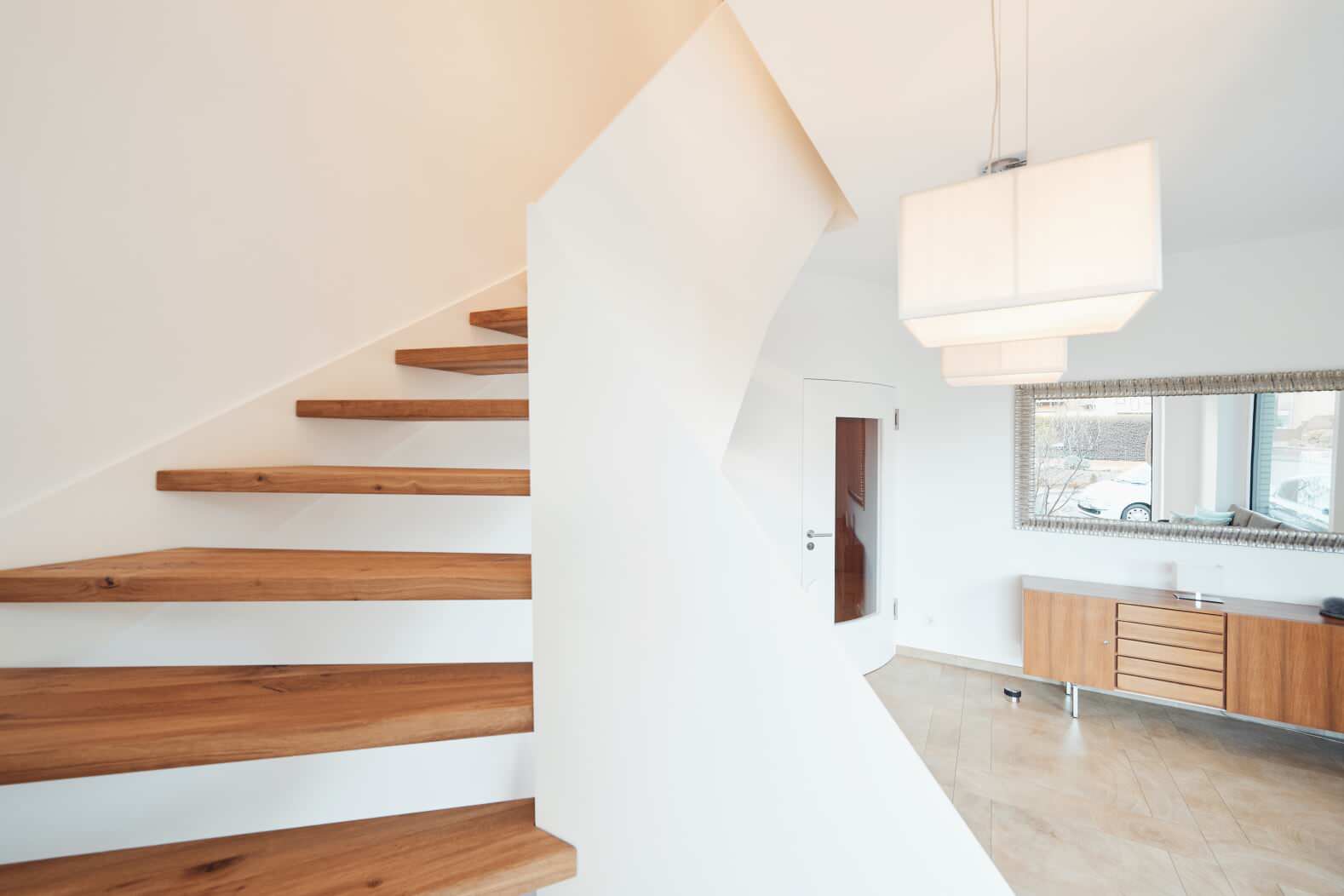 лестница из дуба с белой балюстрадой