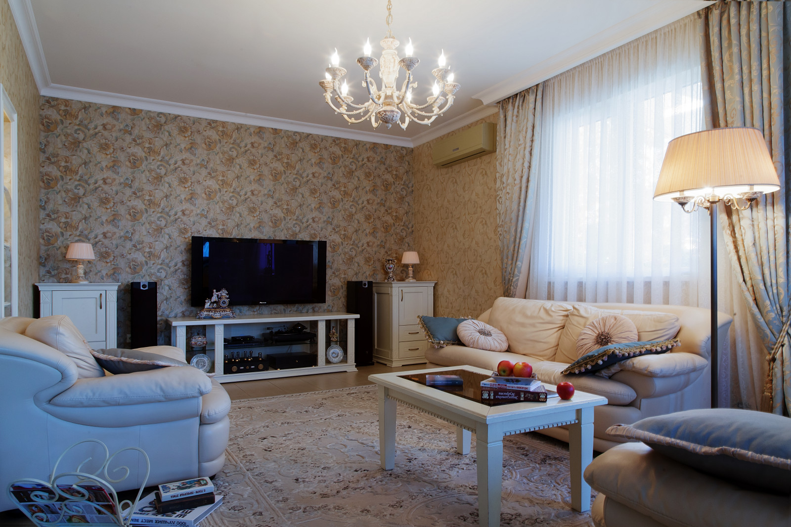 Гостиная, прихожая и холл в Классическом стиле. Фото реализованоного проекта