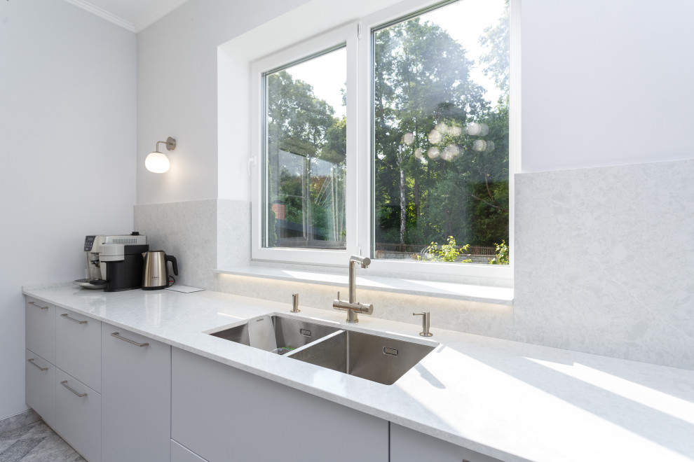 Кухня в современном стиле с каменной столешницей