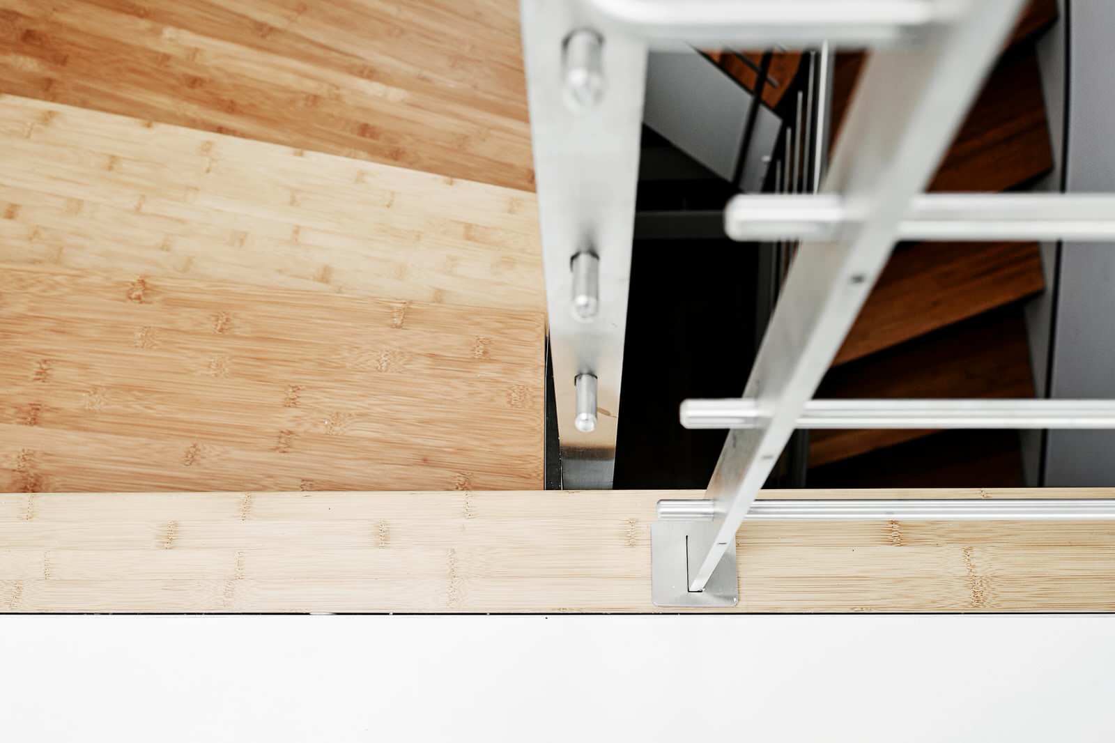 Лестница из бамбука с ограждением из нержавеющей стали