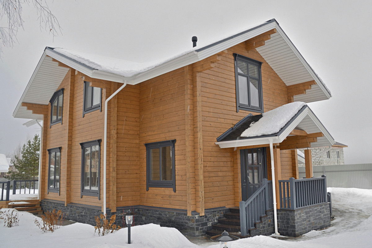 Обложка проекта: Дом из бруса с цоколем из камня