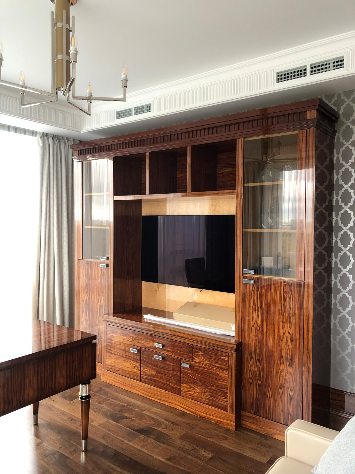 Книжный шкаф в кабинете.