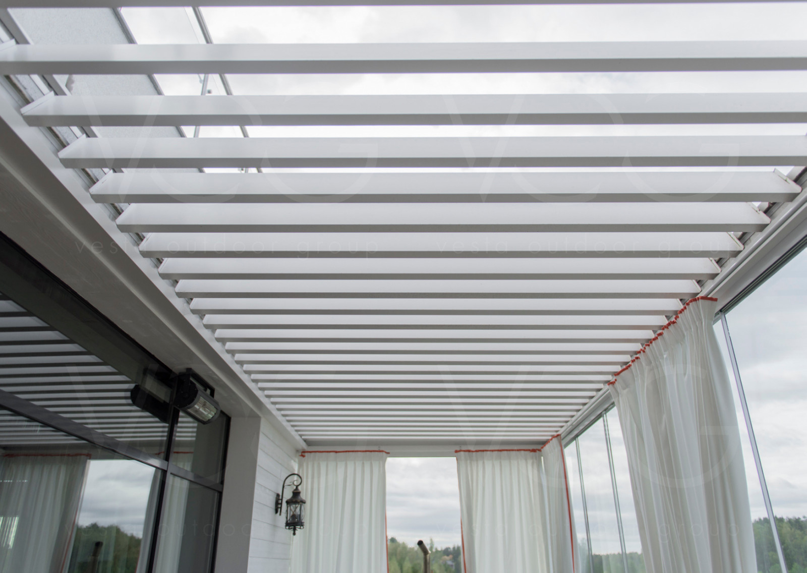 Обложка проекта: Пергола Renson Algarve и фасадное безрамное остекление Sunflex