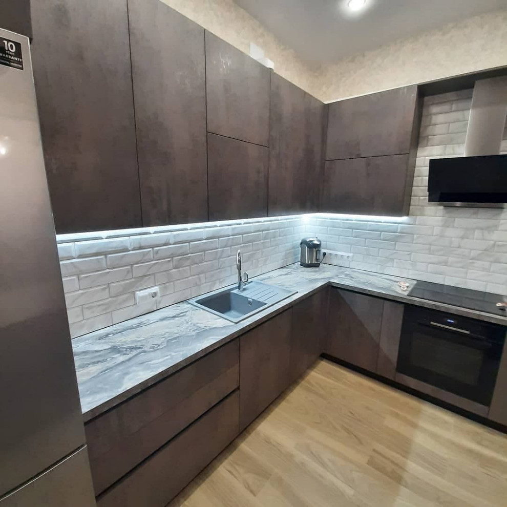 Темная П-образная кухня с полуостровом и фасадами под металл