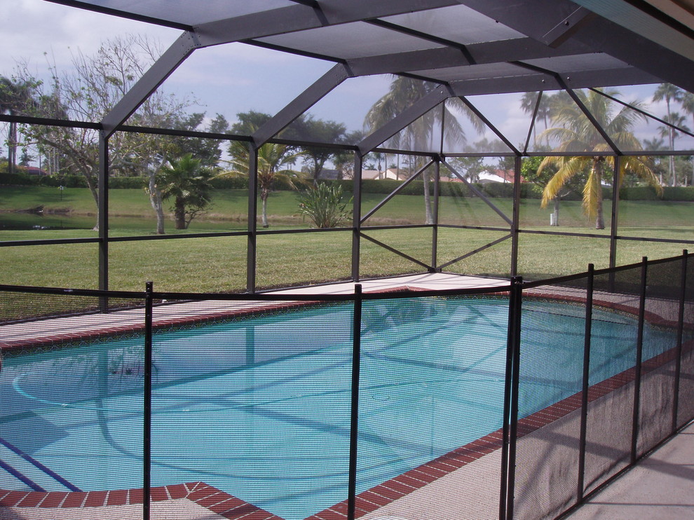 Вольер с навесом из поикарбоната для бассейна и патио