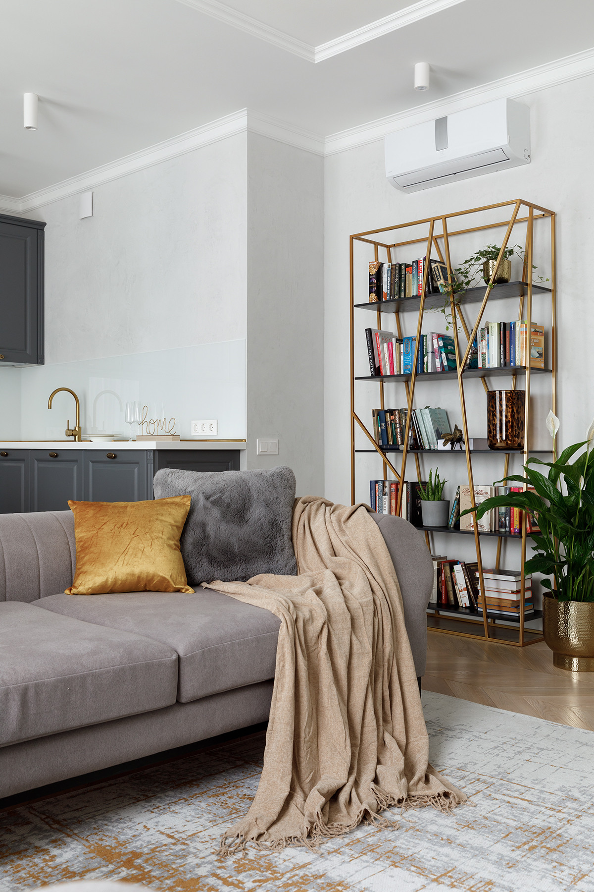 Кухня-гостиная недели: С хрустальной люстрой на 300 подвесок