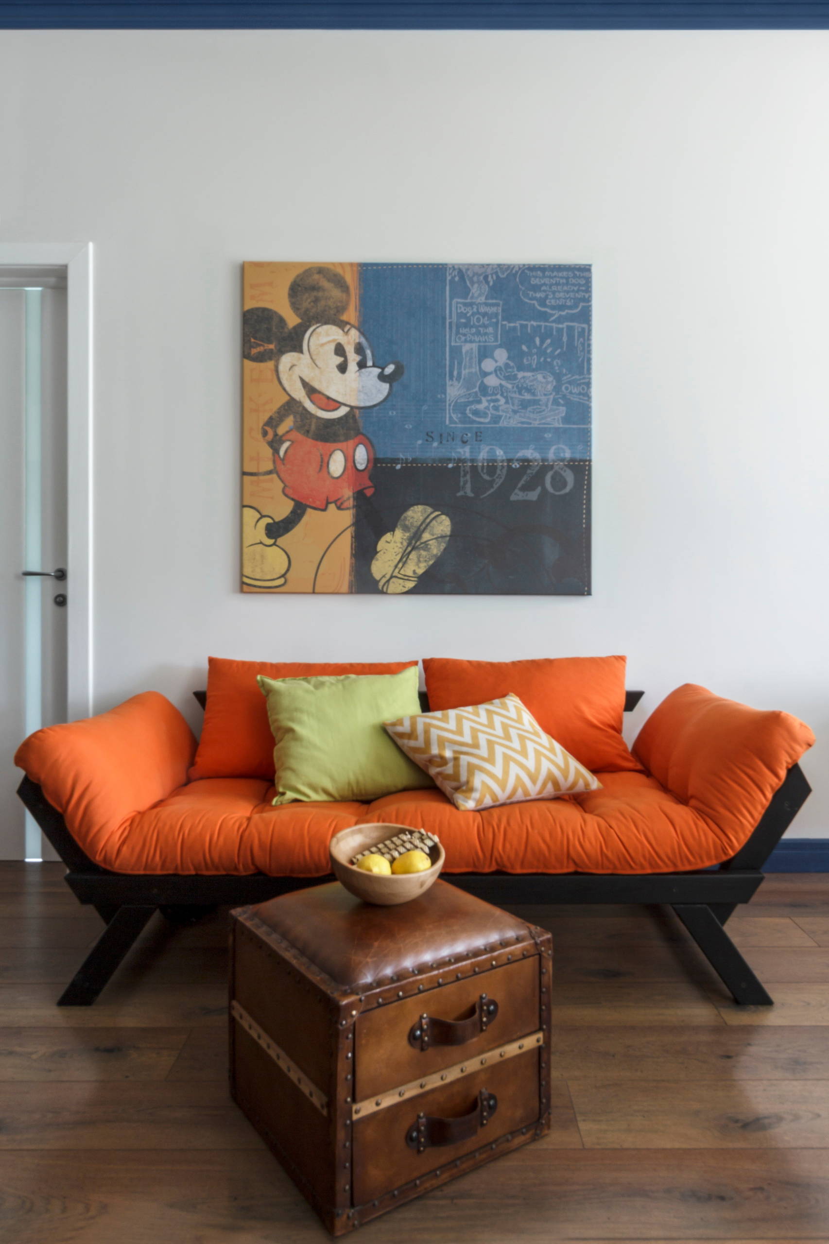 Houzz тур: Микки Маус и синие карнизы в «двушке» для пары