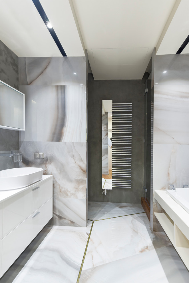 Ванная из оникса, снятая тремя разными сценариями освещения. ЖК "Алые Паруса".