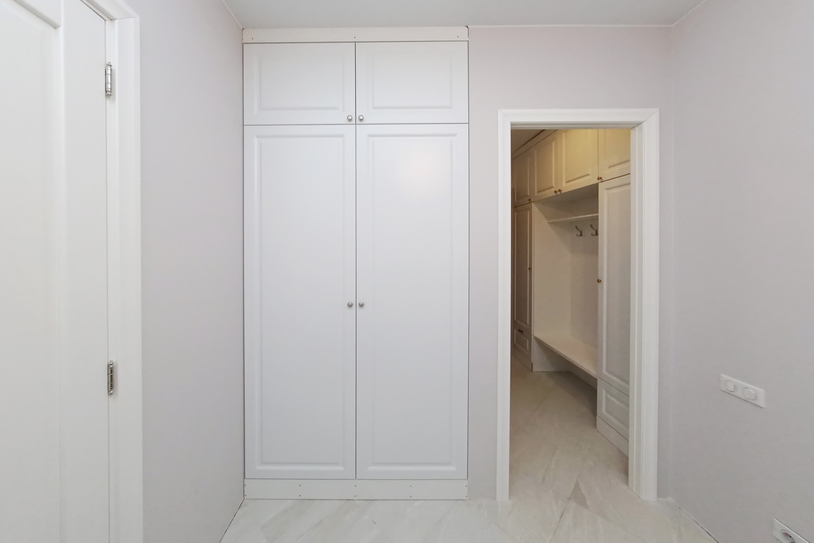 Прихожая, хозшкаф и ванная - всё в белом!