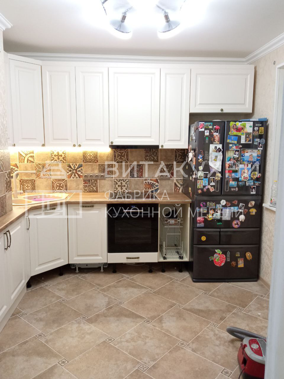 Белый угловой кухонный гарнитур