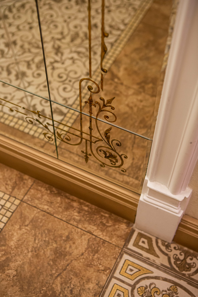 Пол и деталь зеркала в прихожей