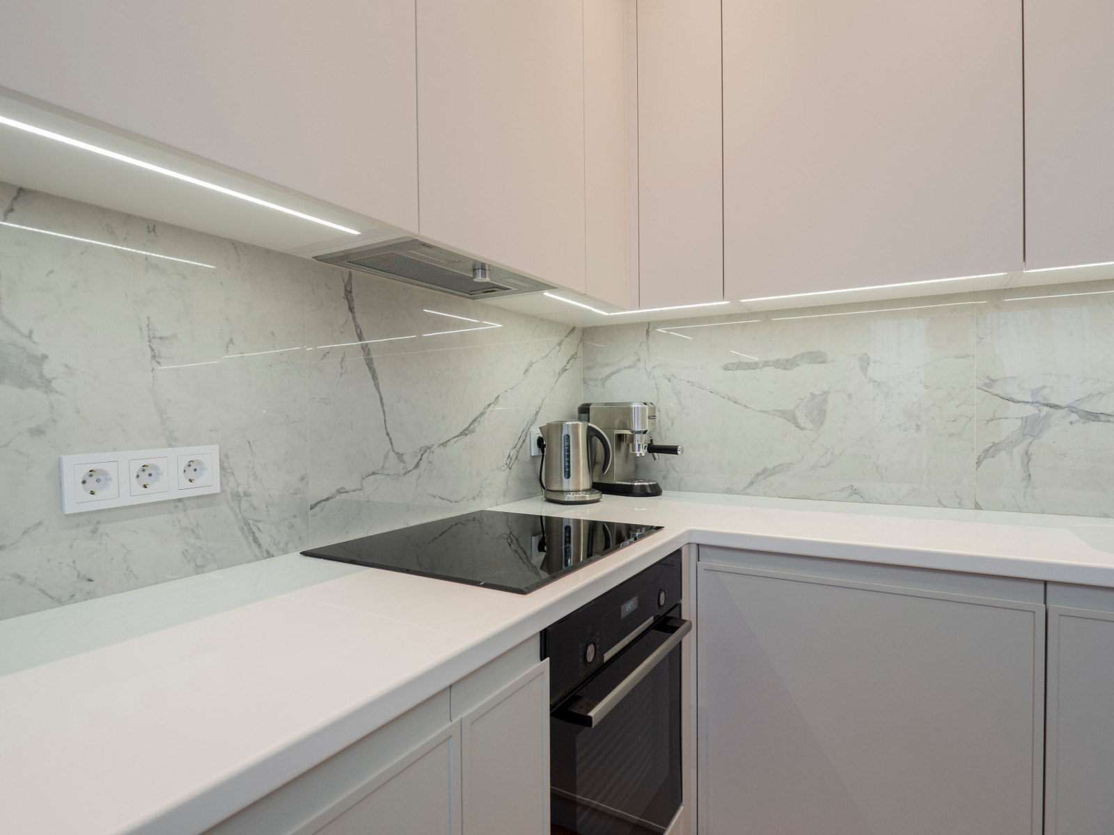 Белая кухня в стиле минимализм