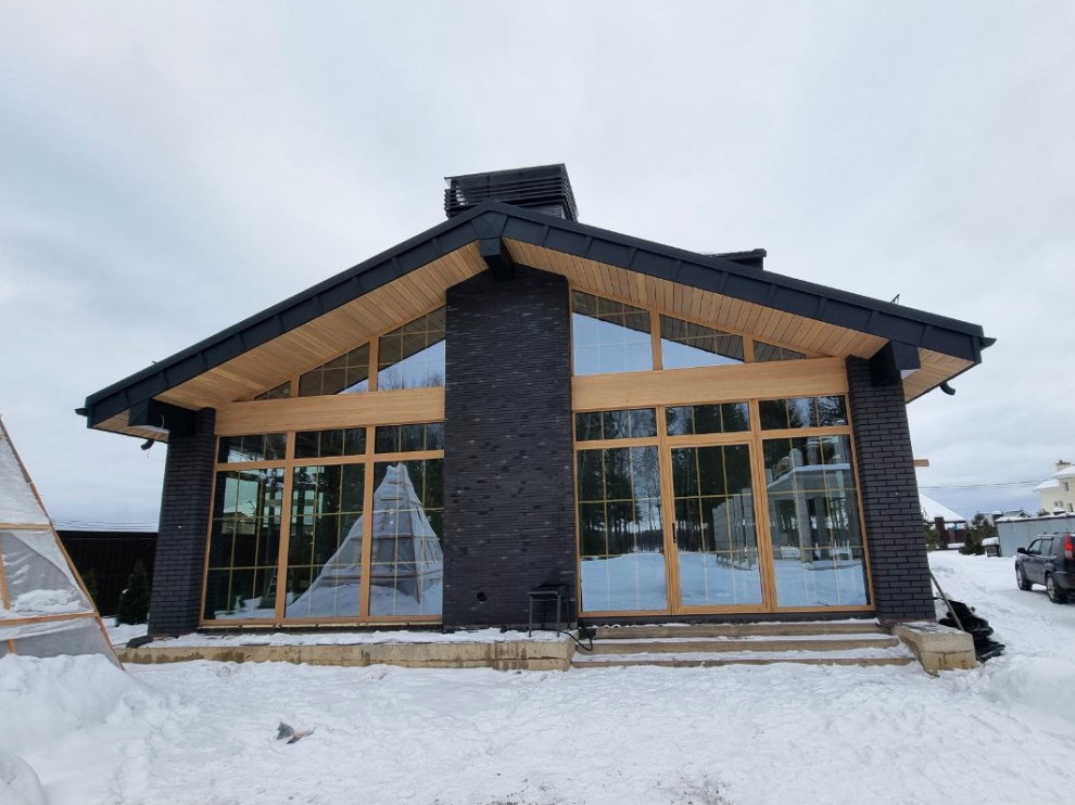 Подшивка свесов. Комбинация из планкена (лиственница) и фальца (сталь SSAB)